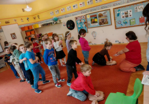 Nauka prawidłowego wykonywania RKO. Na zdjęciu widoczne są dzieci i nauczyciele. Ujęcie 2