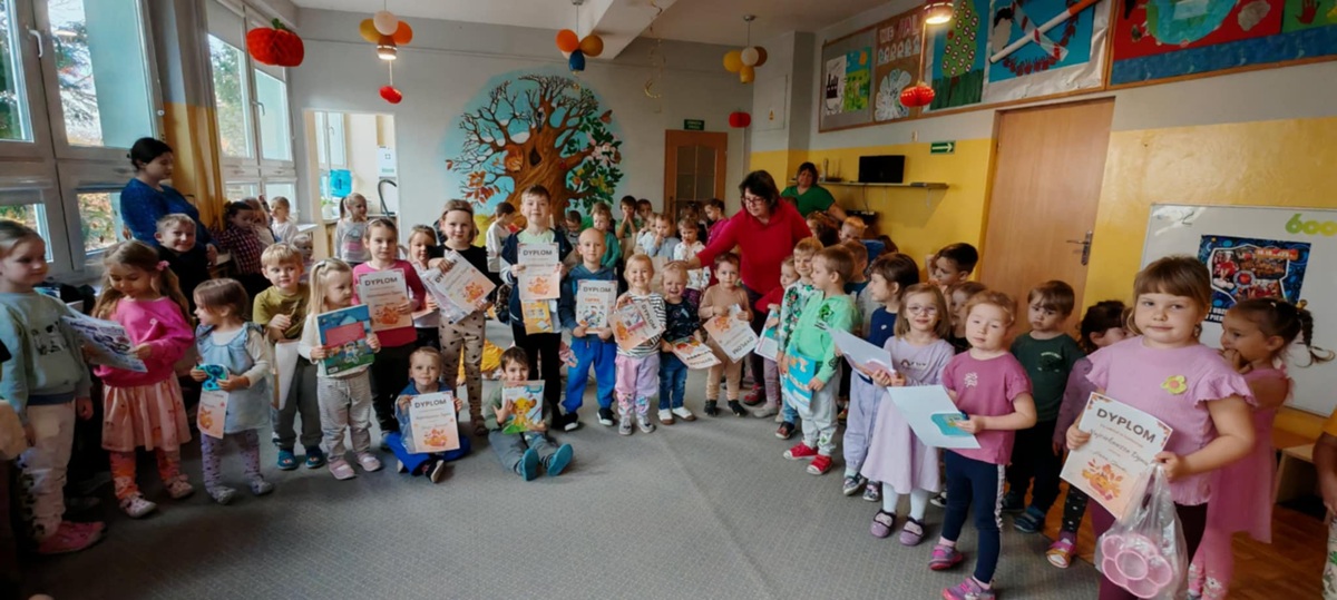 Dzieci, które brały udział w konkursie otrzymały dyplomy i pozują do wspólnego zdjęcia.