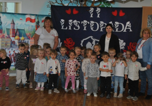 Przedstawienie z okazji Dnia Niepodległości. Pamiątkowe zdjęcie grupowe - grupa 1.
