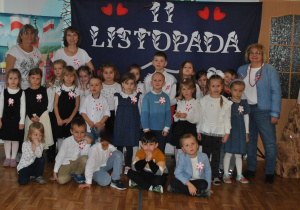Przedstawienie z okazji Dnia Niepodległości. Pamiątkowe zdjęcie grupowe - grupa 5.