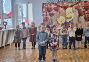 Dzieci z grupy 1 podczas występu dla babć i dziadziusiów.