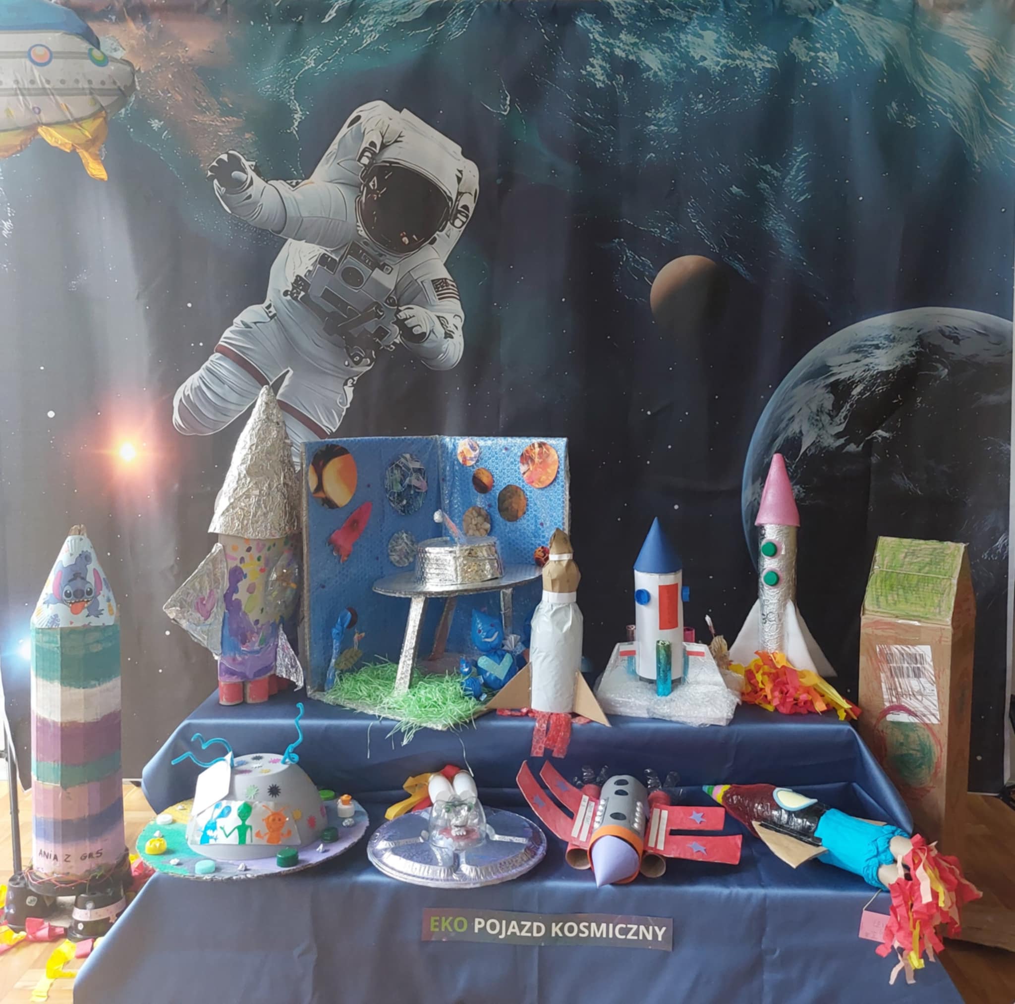 Galeria prac konkursowych. Różne prace przedstawiające pokazy kosmiczne.