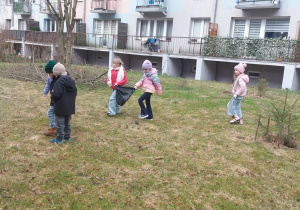 Dzieci w okolicy przedszkola sprzątają odpadki. Ujęcie 1