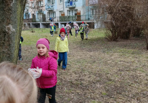 Dzieci w okolicy przedszkola sprzątają odpadki. Ujęcie 3