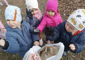 Dzieci w okolicy przedszkola sprzątają odpadki. Ujęcie 4