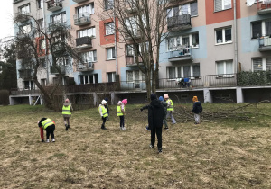 Dzieci porządkują tereny zielone w okolicy przedszkola. Ujęcie 5