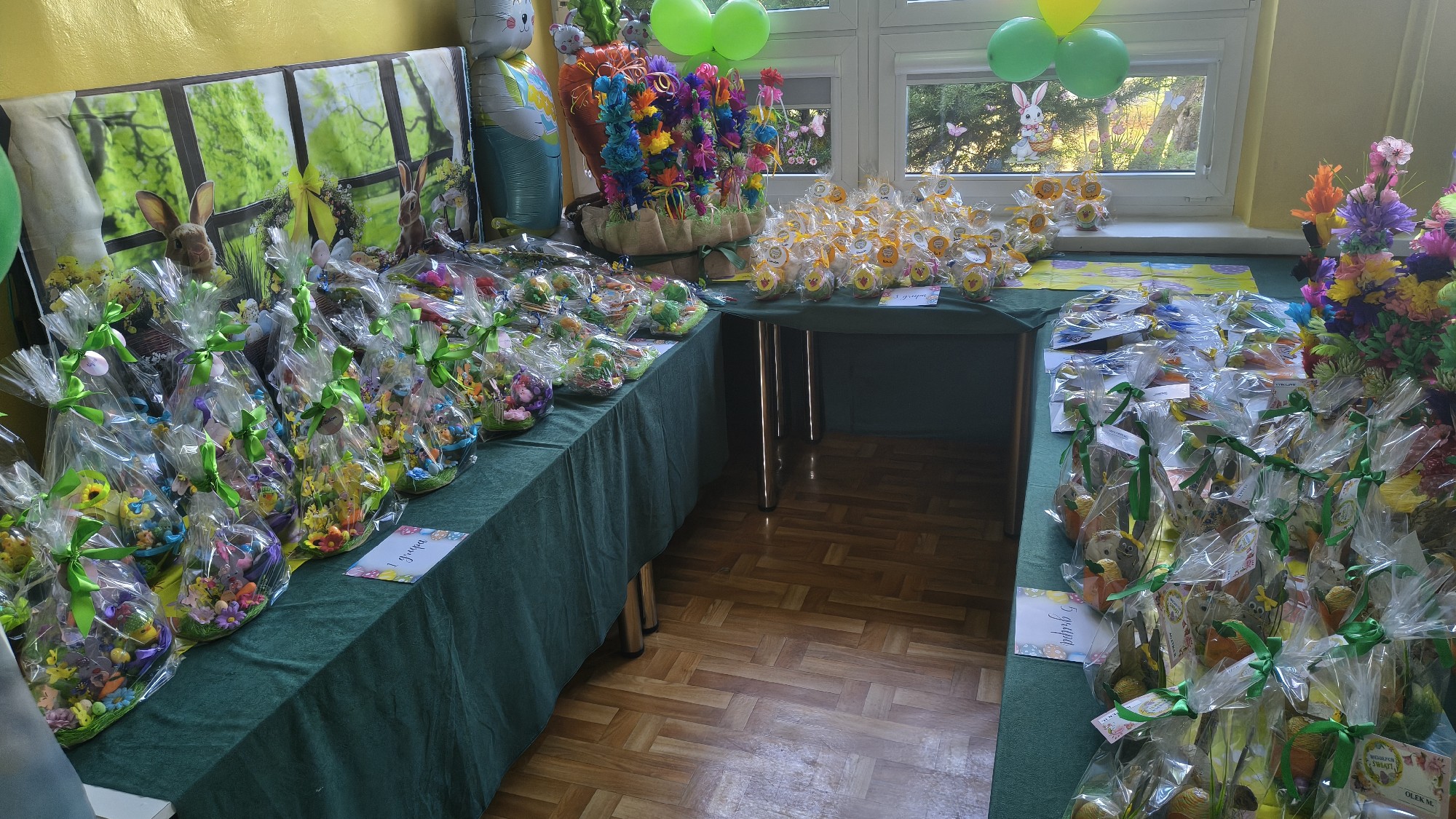 Prace plastyczne wystawione ka kiermaszu wielkanocnym. Ujęcie 1