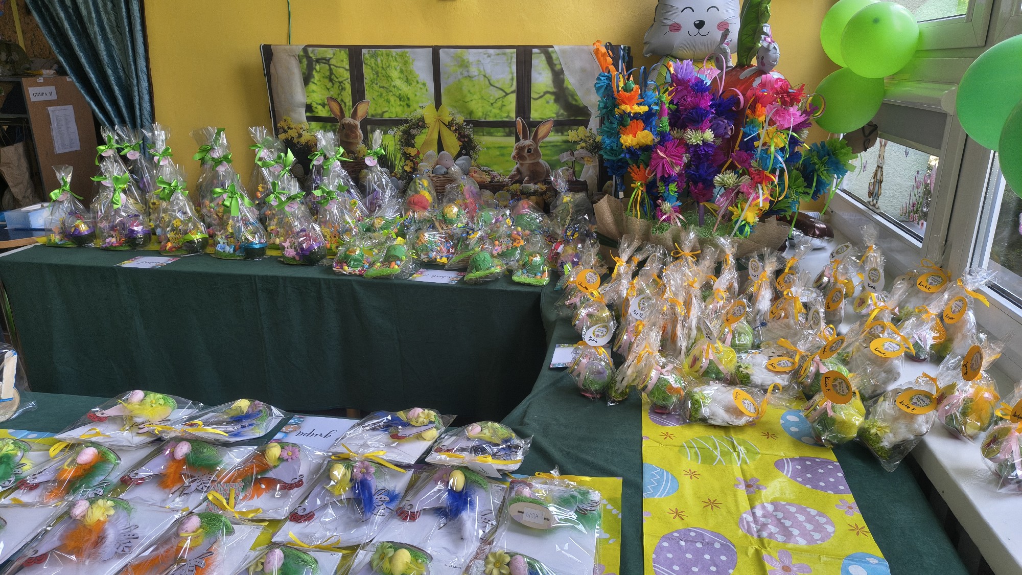 Prace plastyczne wystawione ka kiermaszu wielkanocnym. Ujęcie 2