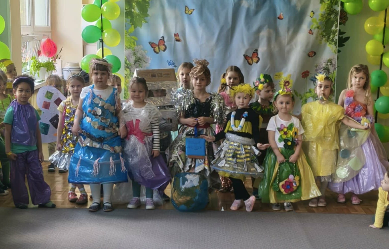 Dzieci ubrane w stroje konkursowe.