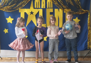 Dzieci z grupy 4 pozują do zdjęcia po występie. Zaprezentowały: pokaz gimnastyki artystycznej i wiersz, grę na flecie, akrobacje z piłką, piosenkę.