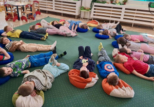 Dzieci w czasie medytacji Mindfulness. Grupa 4