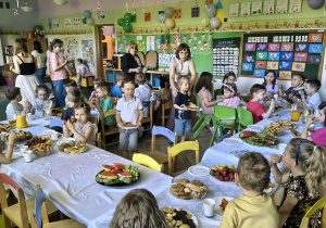 Dyskoteka starszaków - przerwa na pizzę.