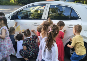 Dyskoteka starszaków - dzieci ozdabiają auto firmowe Grubego Benka. Ujęcie 1