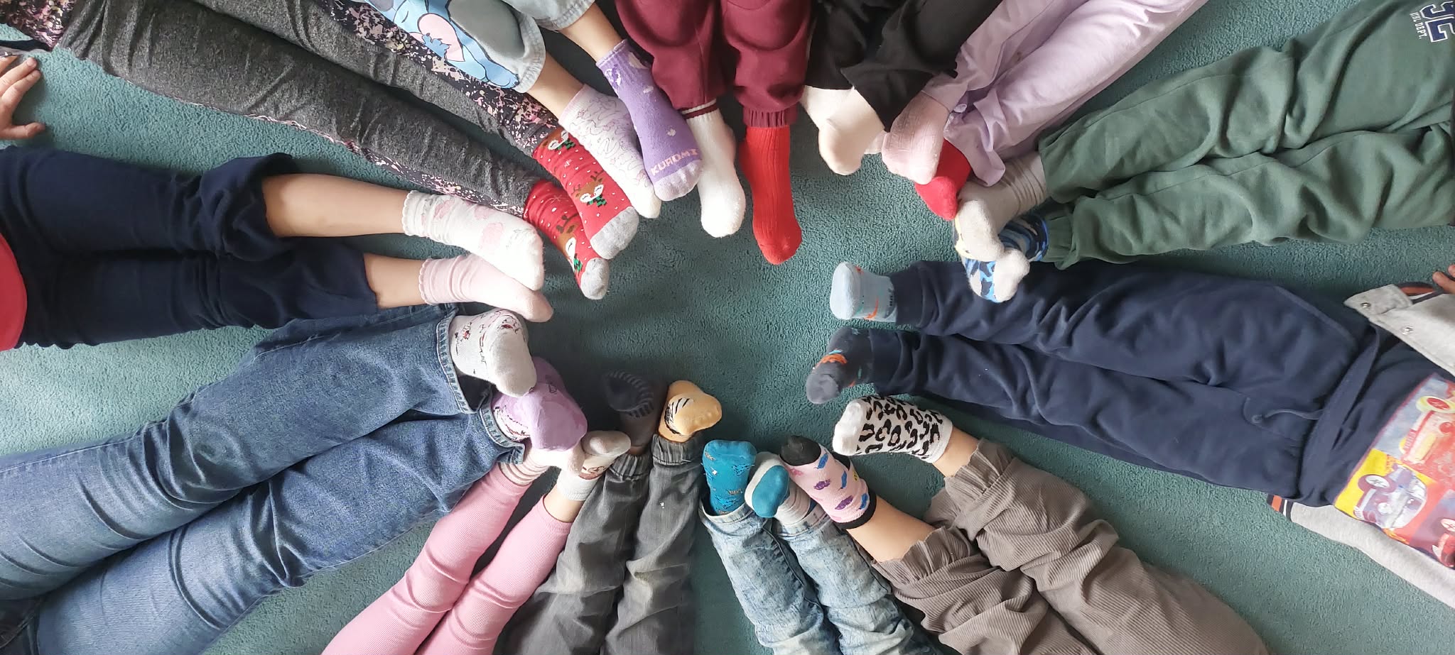 Dziecięce n&oacute;żki w kolorowych skarpetkach. Grupa 3