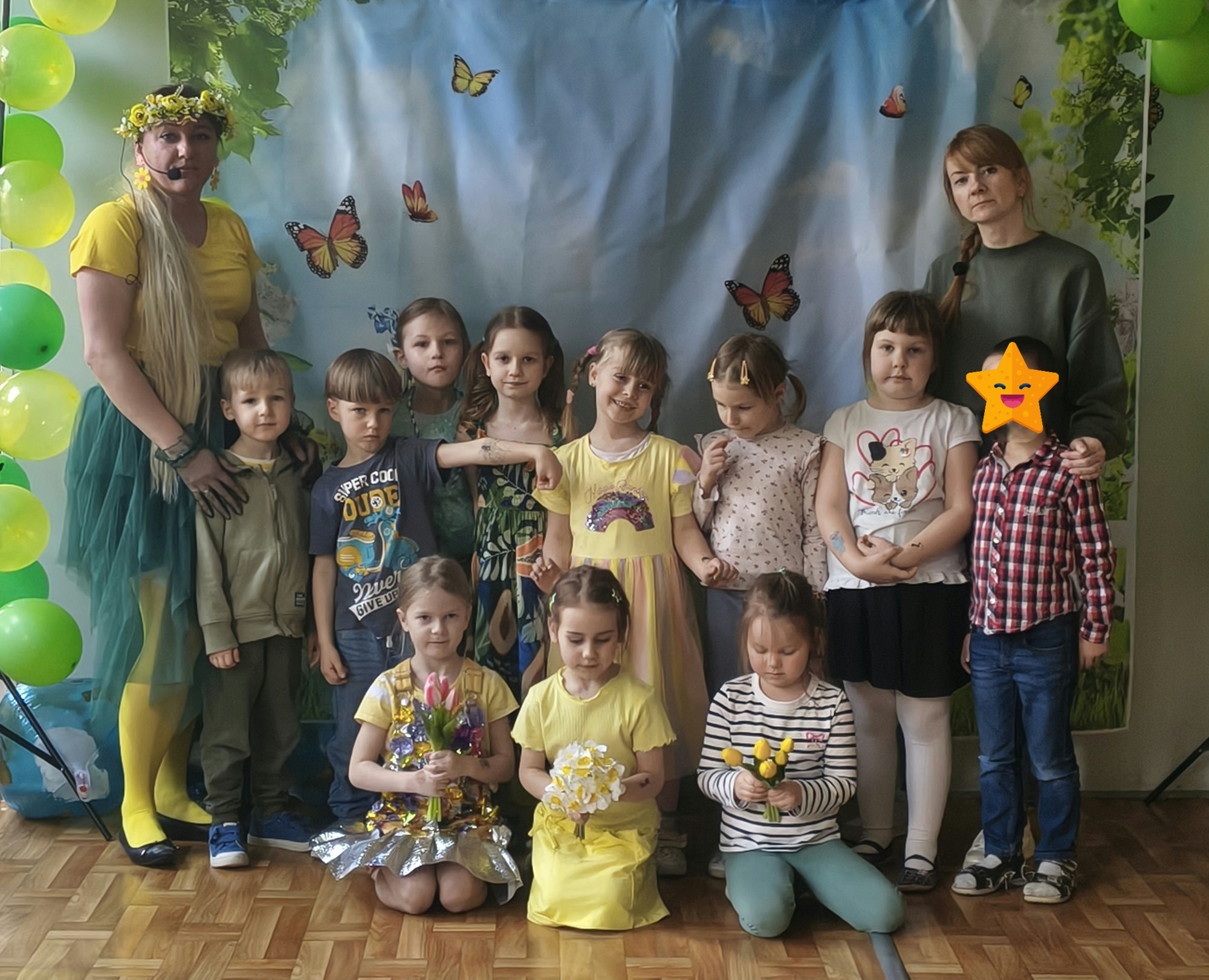 Dzieci i nauczycieki z grupy 3 pozują do wspólnego zdjęcia na balu wiosny.