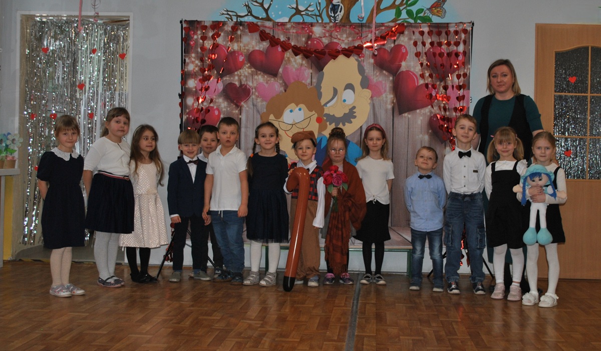 Dzieci pozują do wsp&oacute;lnego zdjęcia z okazji występu dla babć i dziadziusi&oacute;w. 