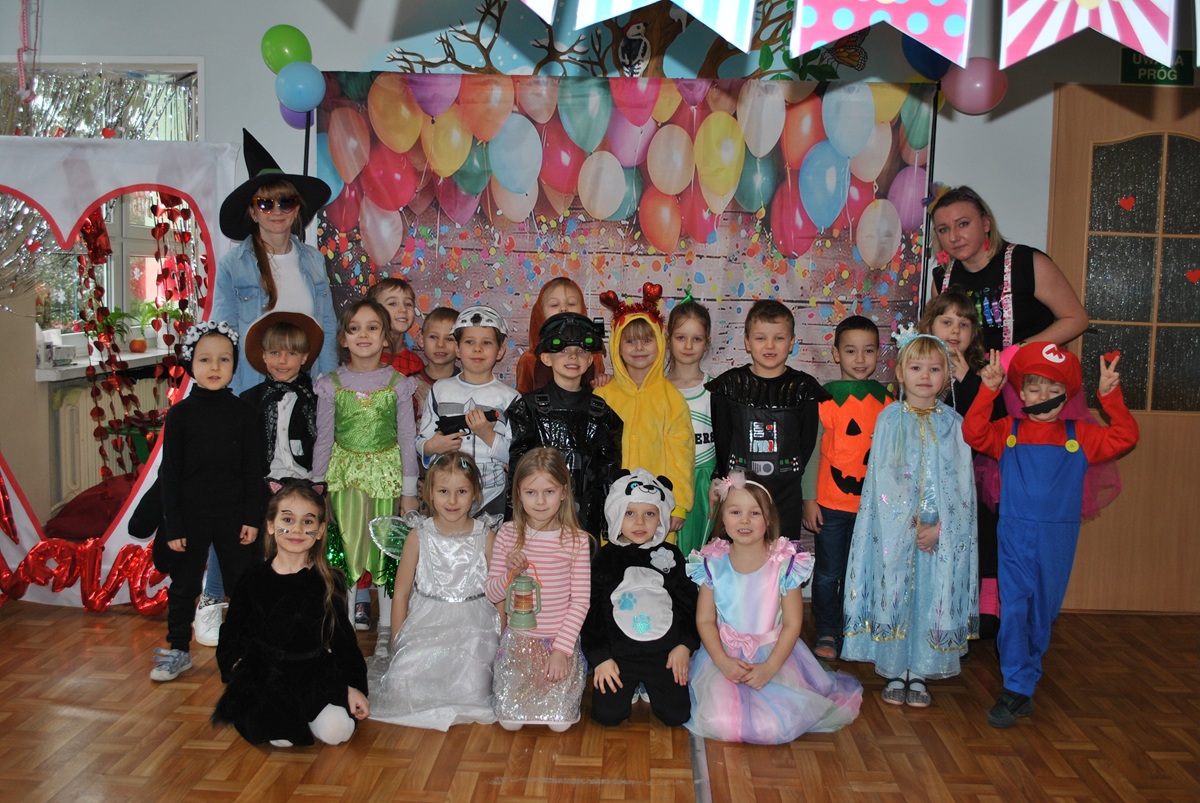 Dzieci w przebraniach karnawałowych pozują do wsp&oacute;lnego zdjęcia. Grupa 3