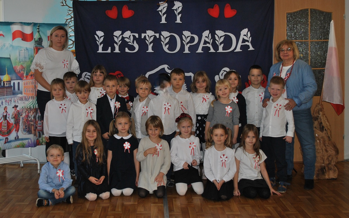 Przedstawienie z okazji Dnia Niepodległości. Pamiątkowe zdjęcie grupowe - grupa 3.