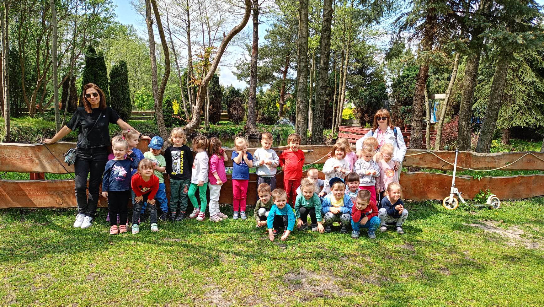 Dzieci i nauczycielki pozują do wsp&oacute;lnego zdjęcia. Michał&oacute;wka 