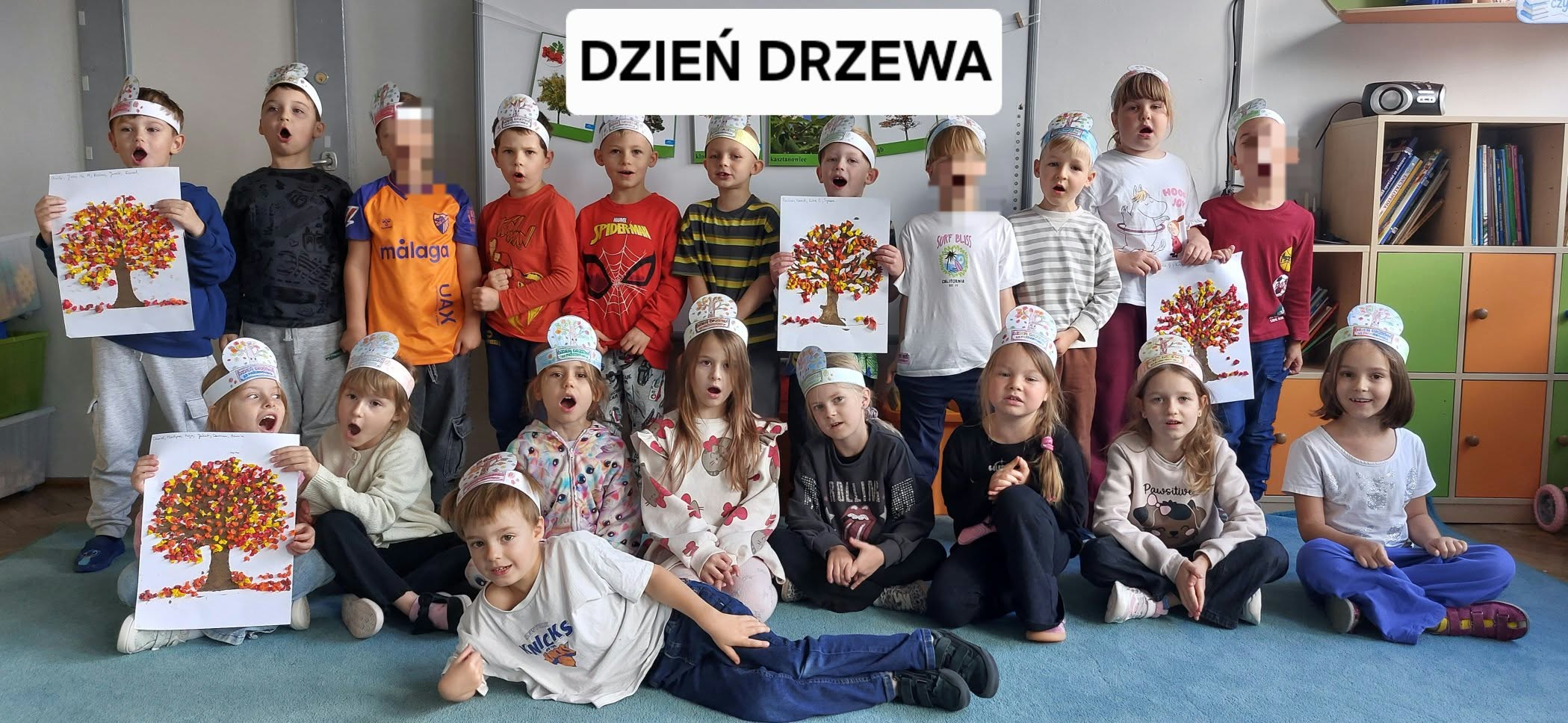 Grupa 4. Dzieci pozują do wspólnego zdjęcia w sali przedszkolnej. Zdjęcie częściowo anonimizowane.