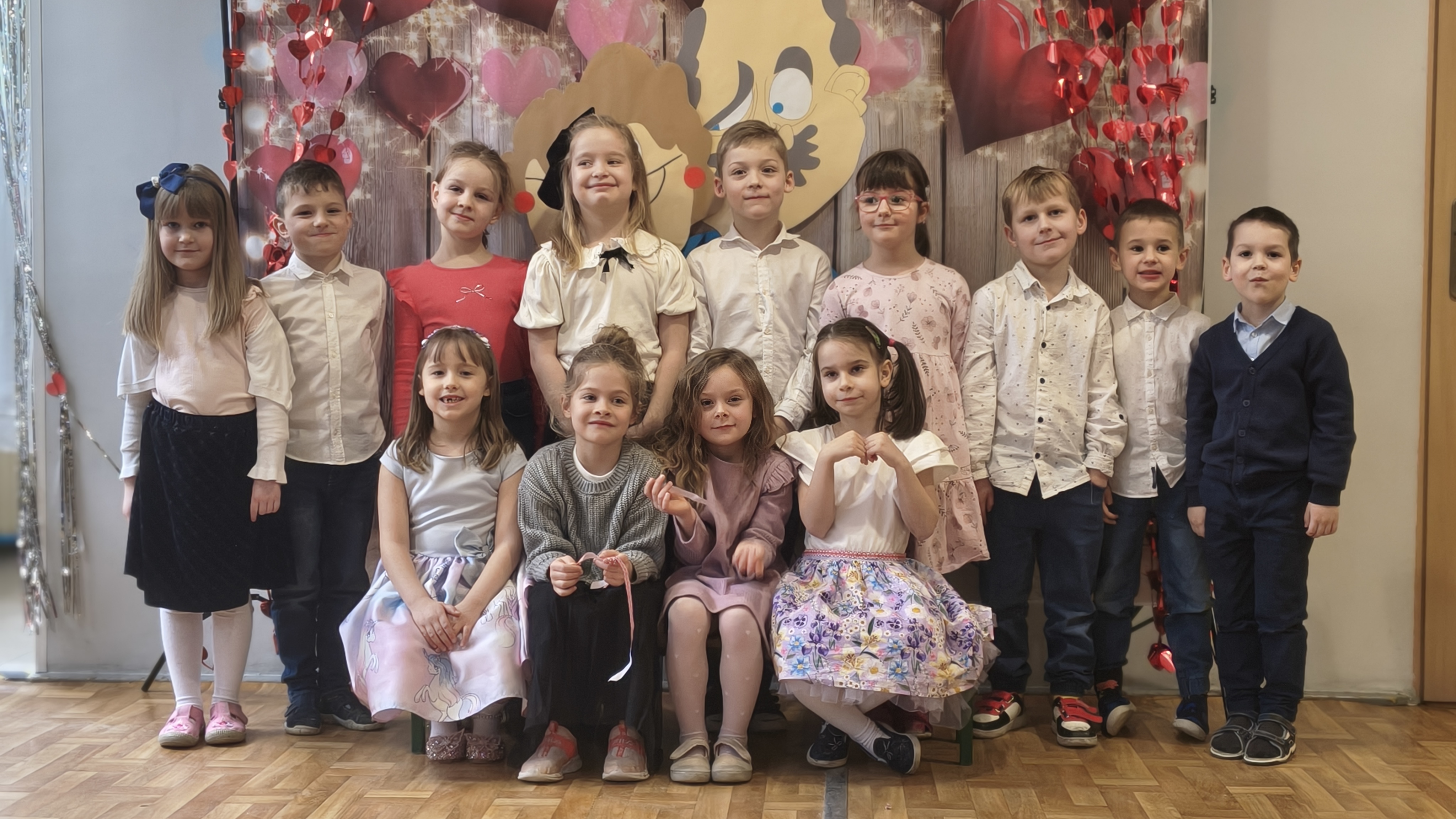 Grupa dzieci pozuje do wsp&oacute;lnego zdjęcia z okazji Dnia Babci i Dziadka.