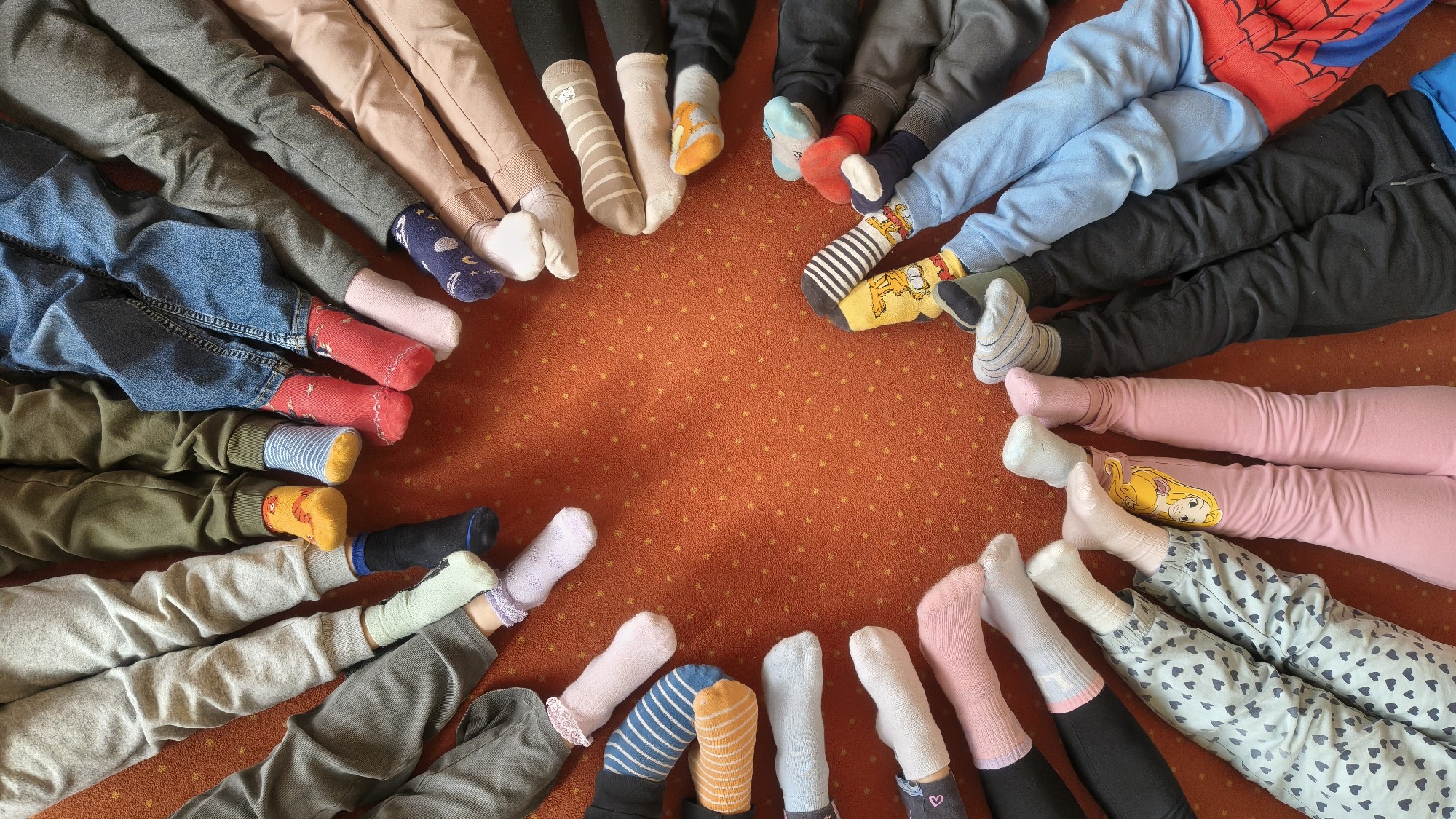 Dziecięce nogi w kolorowych skarpetkach. Grupa 4