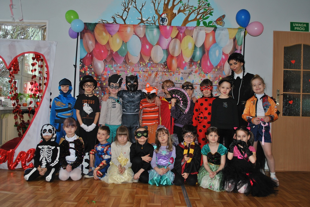 Dzieci w przebraniach karnawałowych pozują do wsp&oacute;lnego zdjęcia. Grupa 4