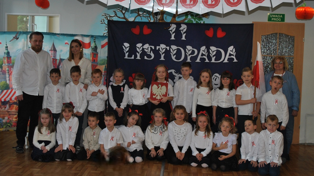 Przedstawienie z okazji Dnia Niepodległości. Pamiątkowe zdjęcie grupowe - grupa 4 i 5.