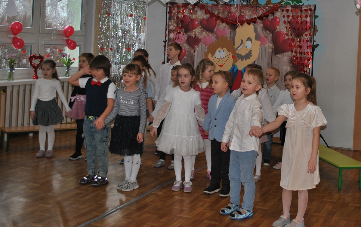 Dzieci w czasie występ dla babć i dziadziusi&oacute;w. 