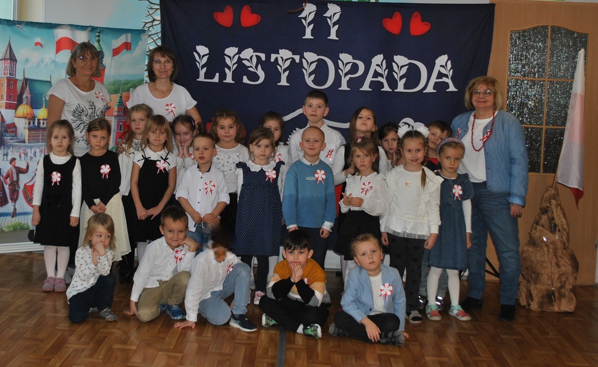 Przedstawienie z okazji Dnia Niepodległości. Pamiątkowe zdjęcie grupowe - grupa 5. Zdjęcie częściowo anonimizowane