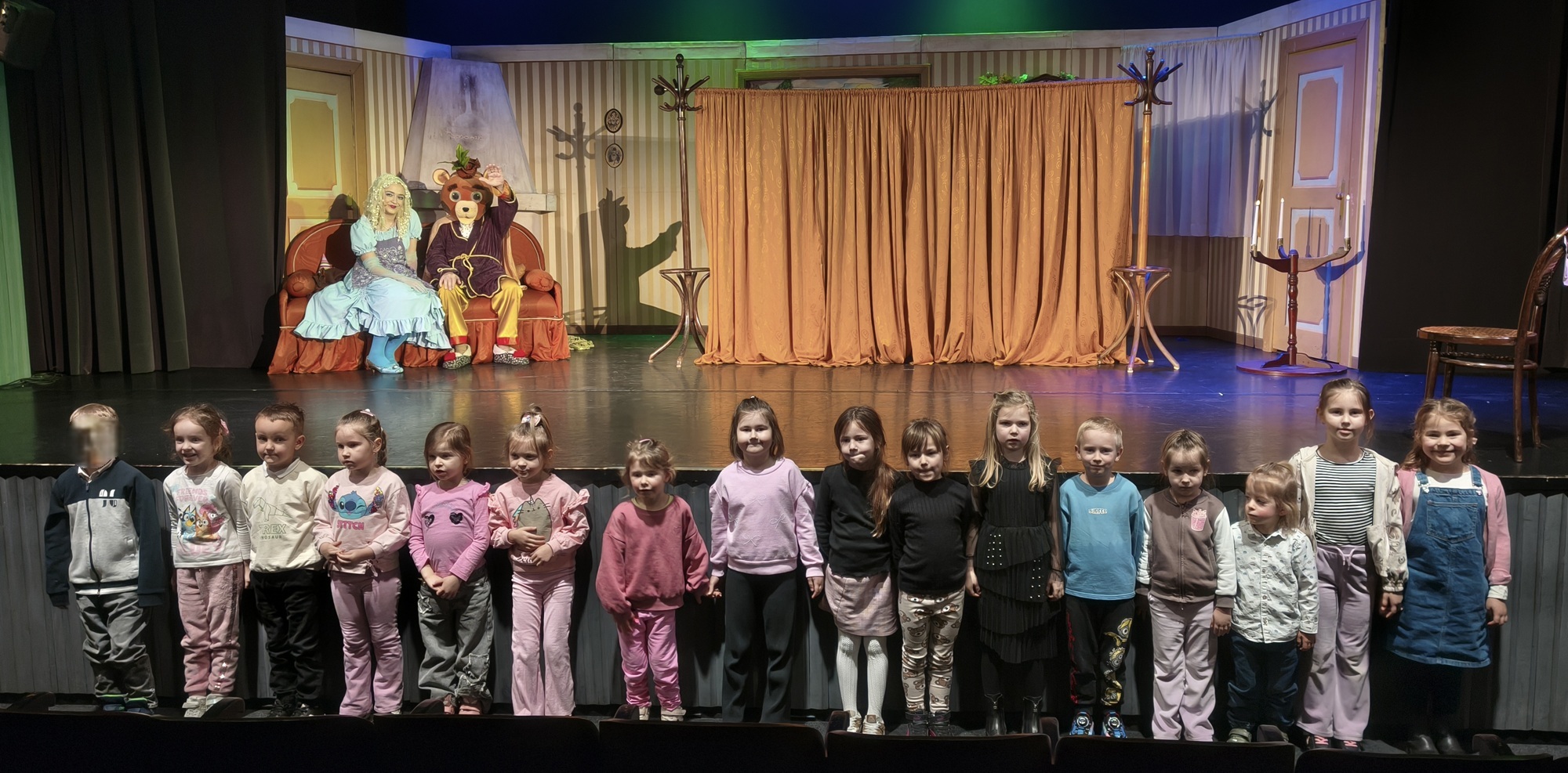 Dzieci pozują do wsp&oacute;lnego zdjęcia na te sceny i aktor&oacute;w. Grupa 5