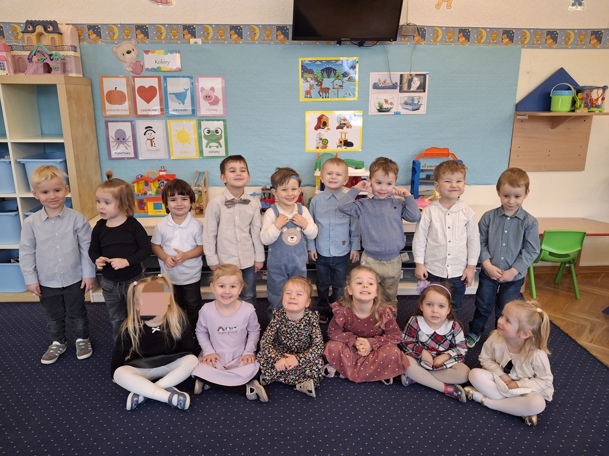 Dzieci pozują do wsp&oacute;lnego zdjęcia. Zdjęcie częściowo anonimizowane.