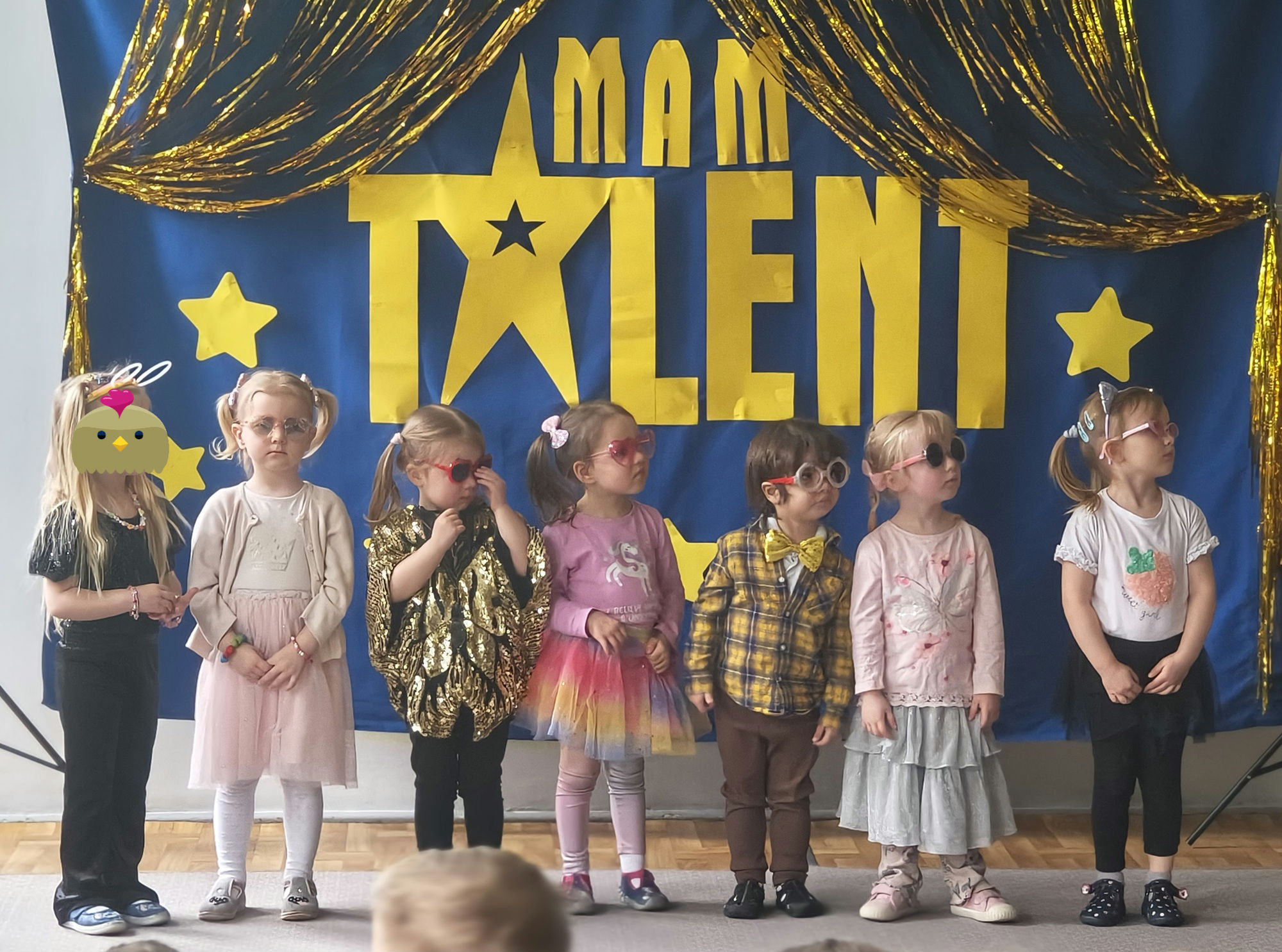 Dzieci z grupy 1 pozują do zdjęcia po występie. Zaprezentowały dwie piosenki.