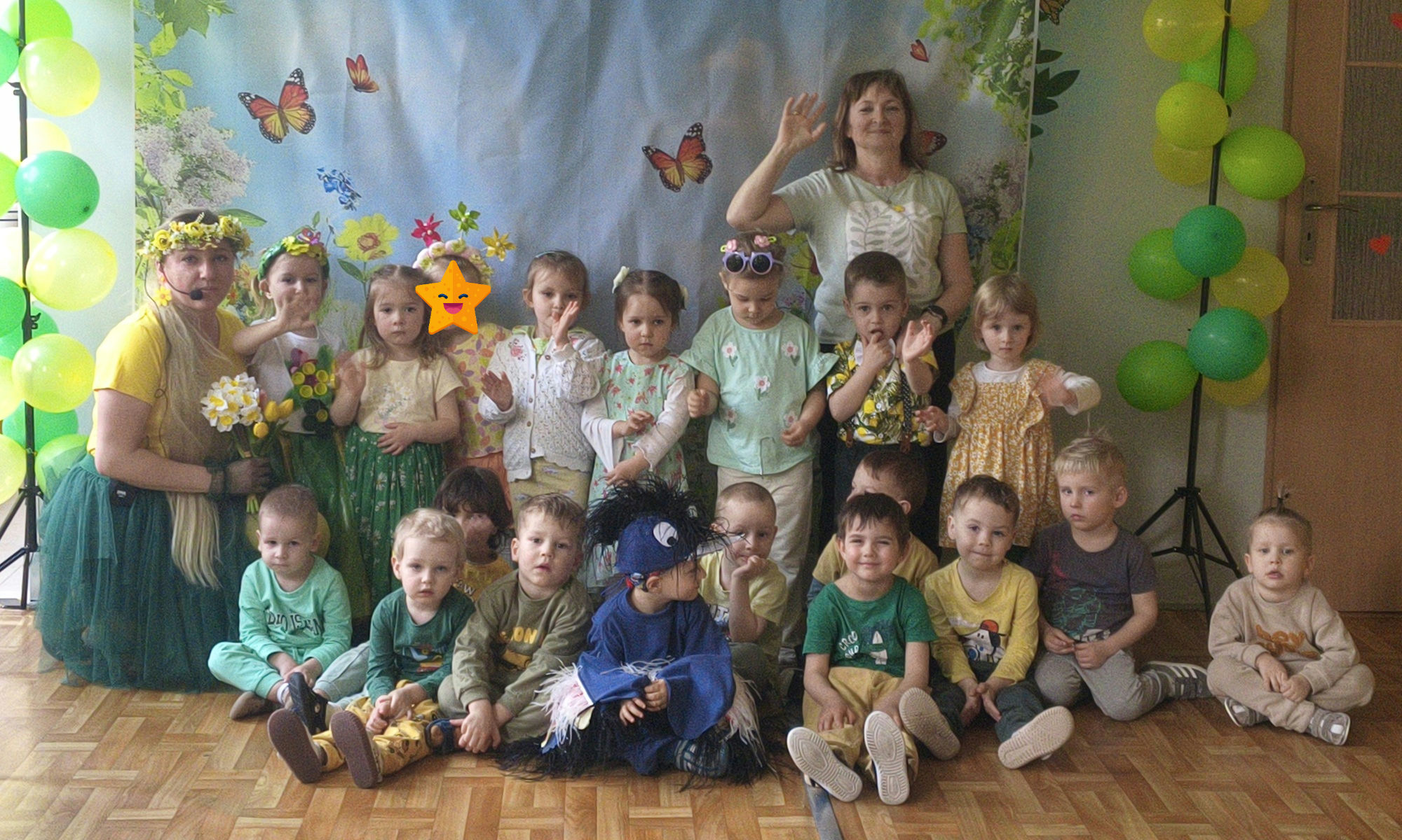 Dzieci z grupy 1 pozują do wsp&oacute;lnego zdjęcia na balu wiosny.