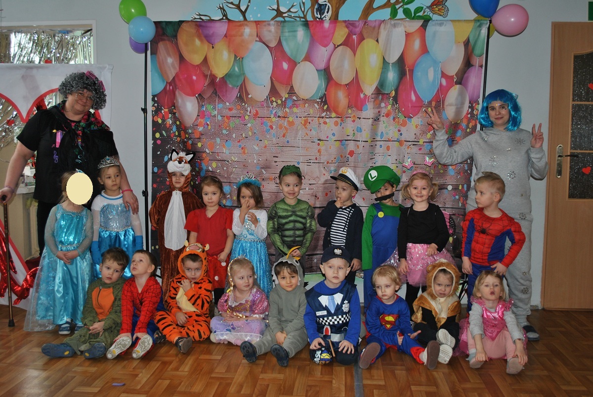 Dzieci w przebraniach karnawałowych pozują do wsp&oacute;lnego zdjęcia. Grupa 1