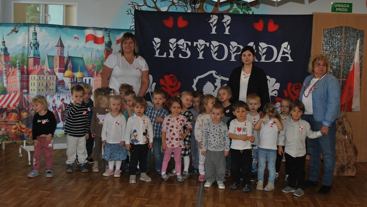 Przedstawienie z okazji Dnia Niepodległości. Pamiątkowe zdjęcie grupowe - grupa 1.