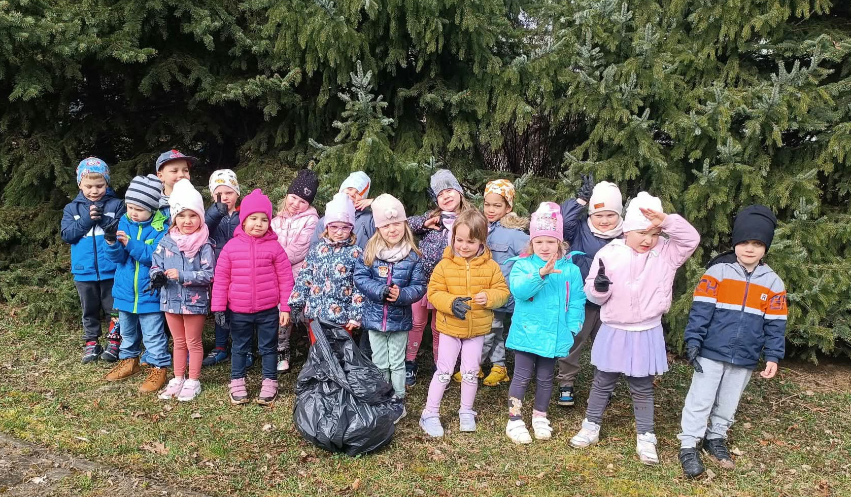 Dzieci z grupy 2 witają wiosnę porządkując teren zielony wok&oacute;ł przedszkola.
