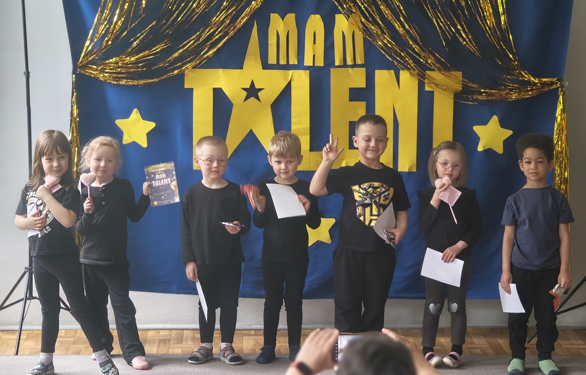 Dzieci z grupy 2 pozują do zdjęcia po występie. Zaprezentowały: inscenizację wiersza, taniec z rekwizytami.