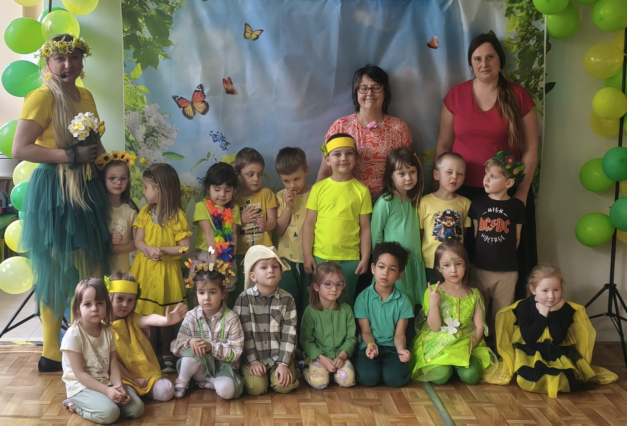 Dzieci i nauczycielki z grupy 2 poazują do wspólnego zdjęcia na balu wiosny.