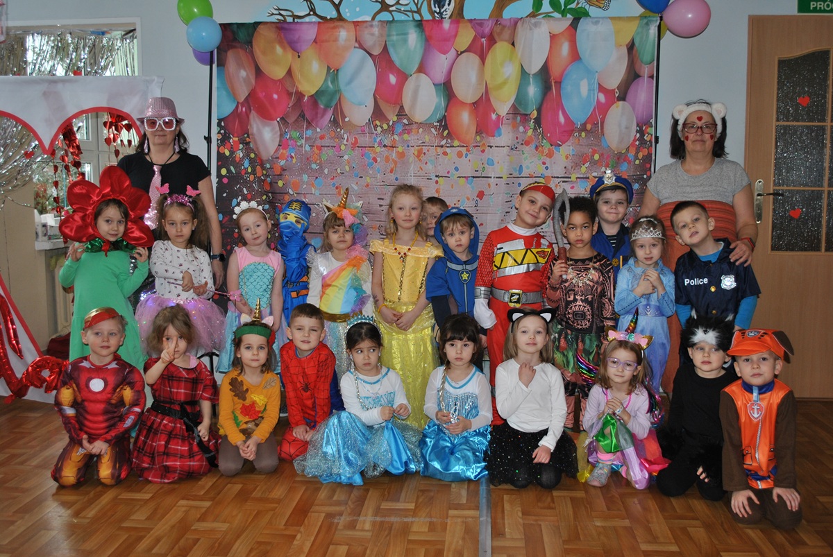 Dzieci w przebraniach karnawałowych pozują do wsp&oacute;lnego zdjęcia. Grupa 2