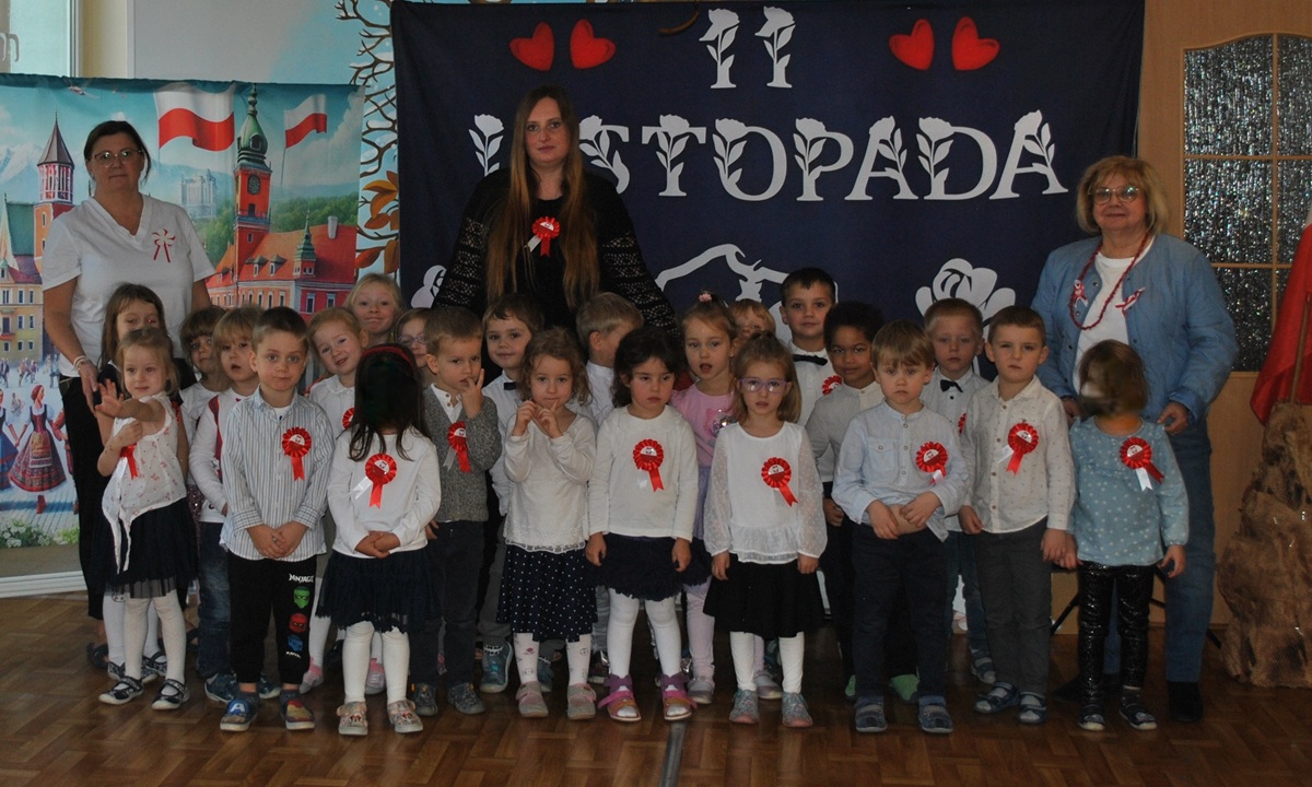 Przedstawienie z okazji Dnia Niepodległości. Pamiątkowe zdjęcie grupowe - grupa 2.