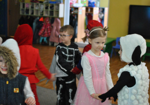 Grupa dzieci w czasie tańca w parach. Ujęcie 1