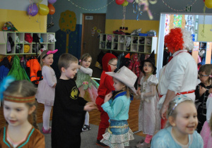 Grupa dzieci w czasie tańca w parach. Ujęcie 2