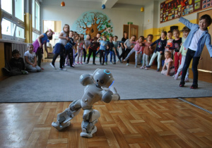 Robot NOA wykonuje ruchy, a dzieci je naśladują. Ujęcie 1