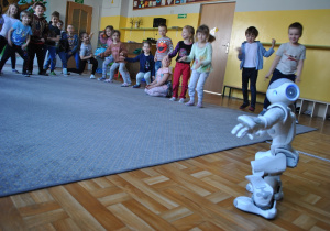 Robot NOA wykonuje ruchy, a dzieci je naśladują. Ujęcie 2