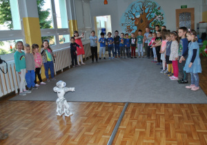 Robot NOA wykonuje ruchy, a dzieci je naśladują. Ujęcie 3