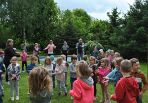 Dzieci tańczą w towarzystwie nauczycielek.
