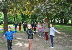 Dzieci tańczą razem z nauczycielką.