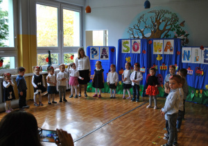 Dzieci w czasie przedstawienia.