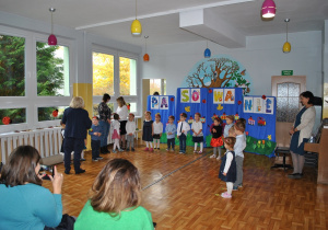 Dzieci w czasie przedstawienia.